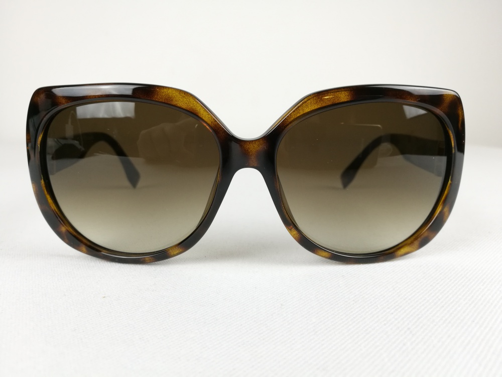 Солнцезащитные очки Fendi.
