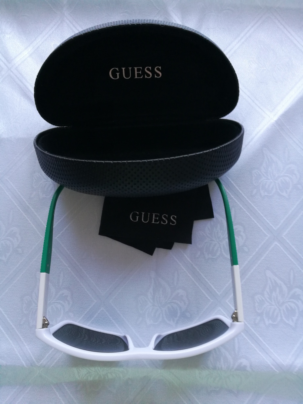 Солнцезащитные очки GUESS.