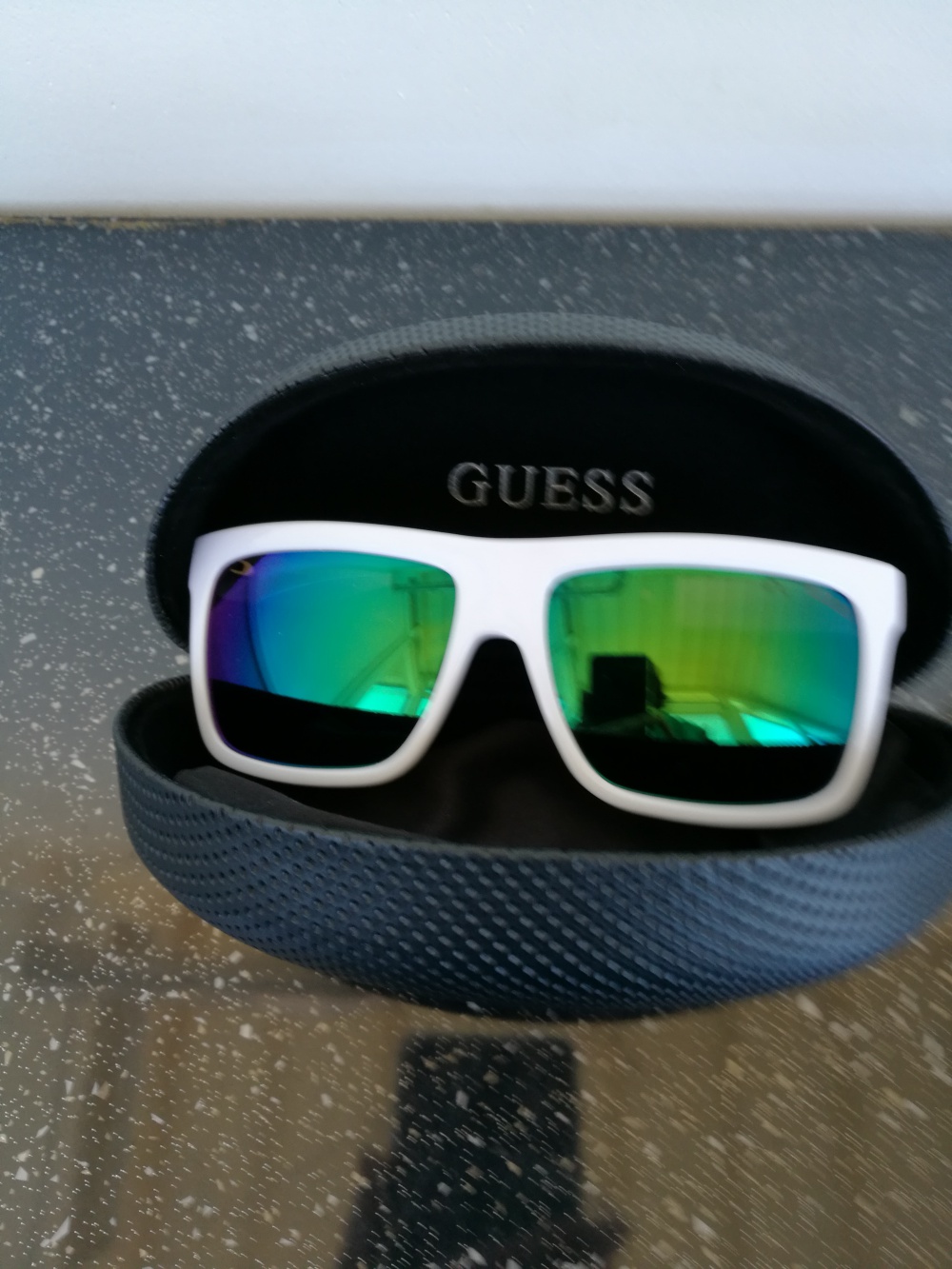 Солнцезащитные очки GUESS.