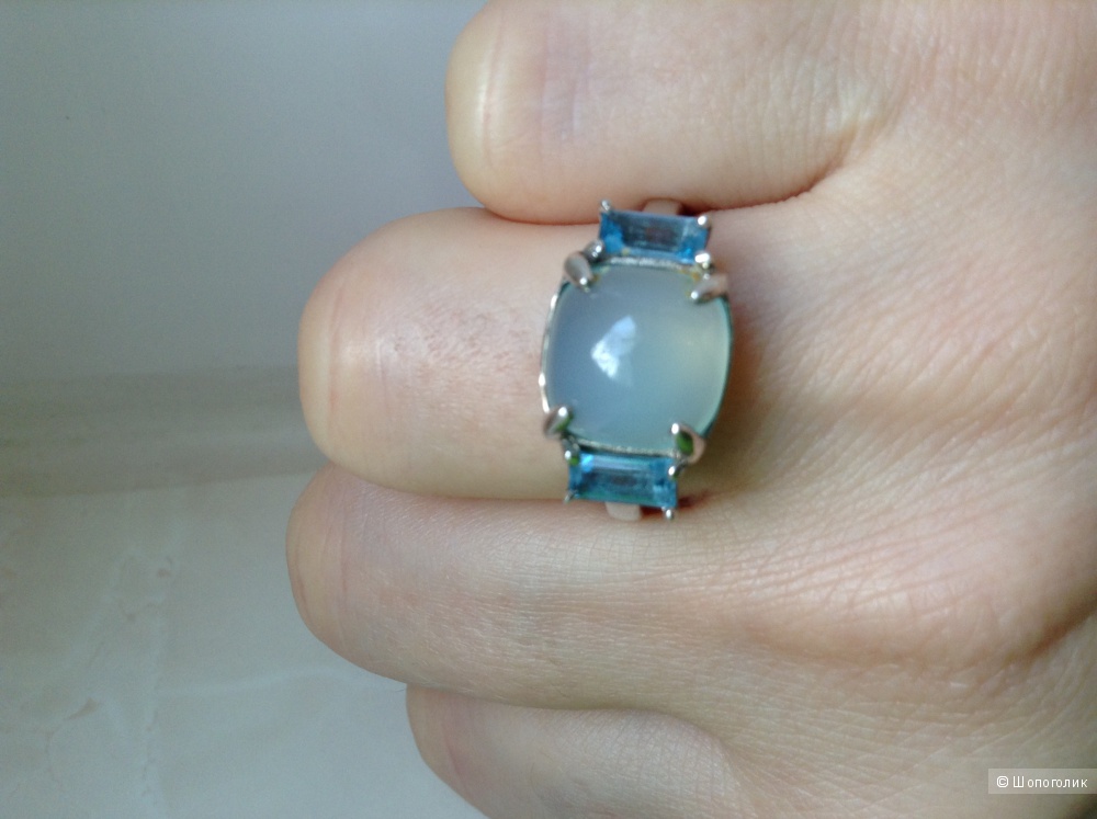Серебряное кольцо с халцедоном и топазами, 17 размер