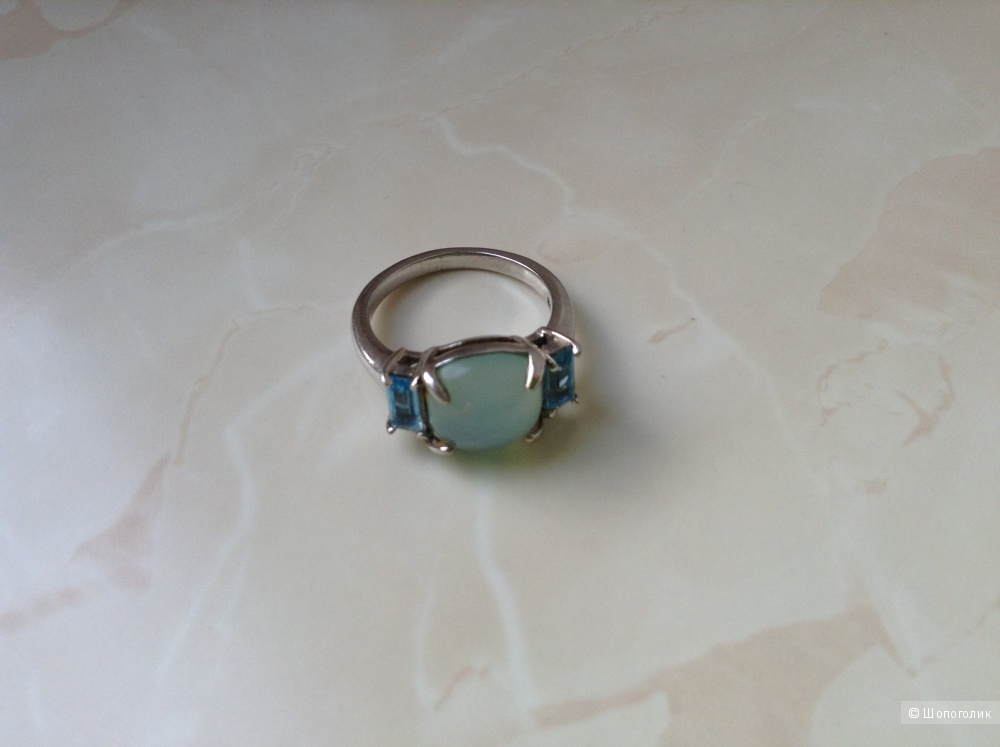Серебряное кольцо с халцедоном и топазами, 17 размер