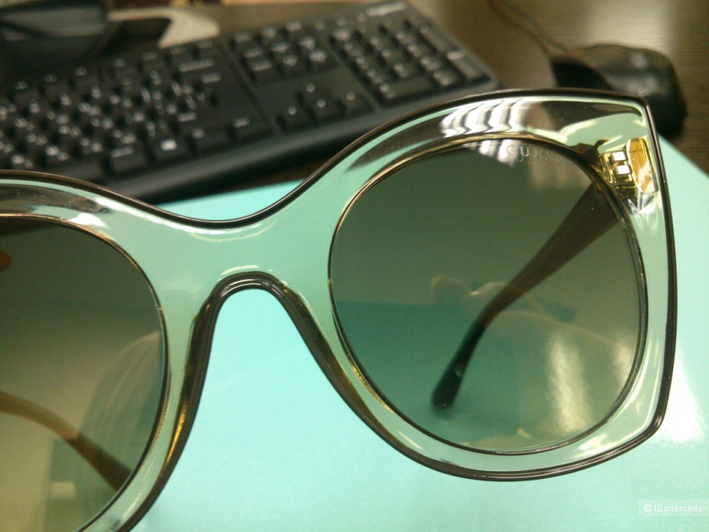Солнцезащитные очки Guess.