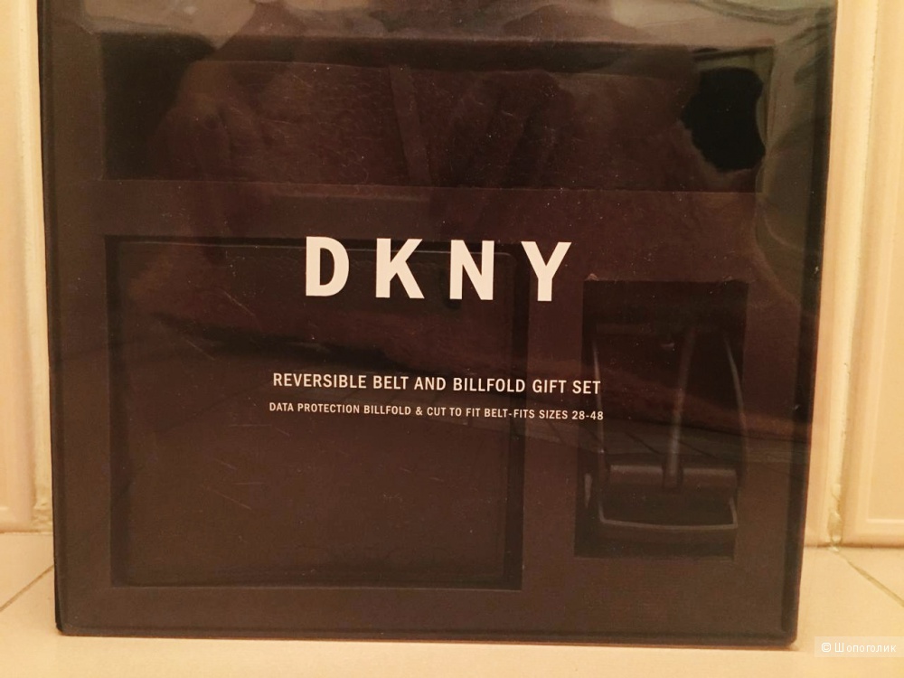 Ремень и портмоне DKNY.