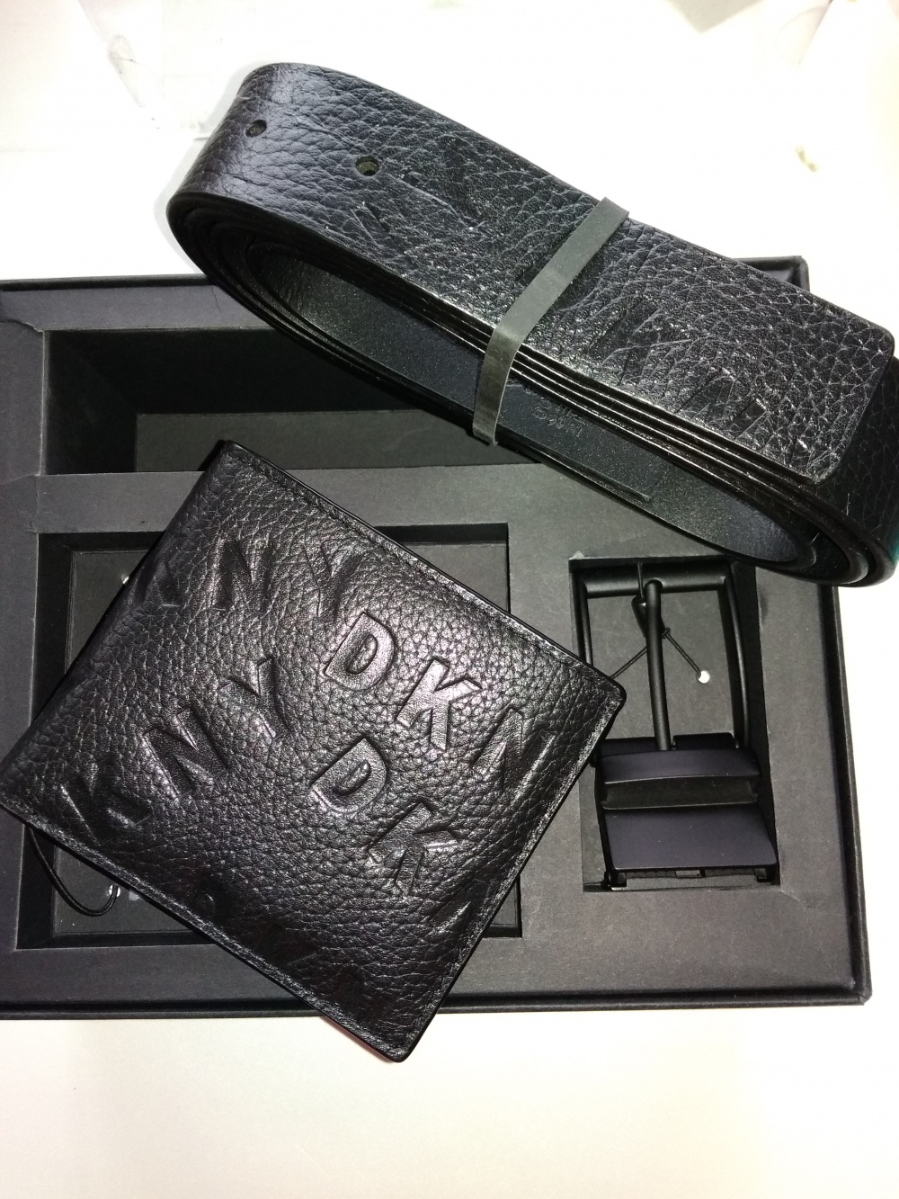 Ремень и портмоне DKNY.