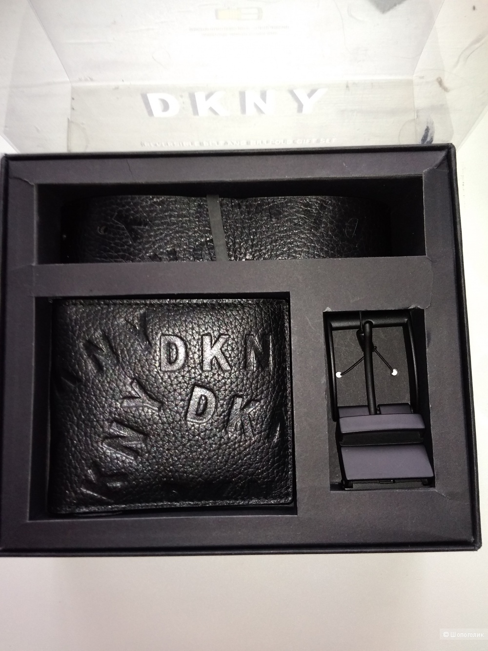 Ремень и портмоне DKNY.