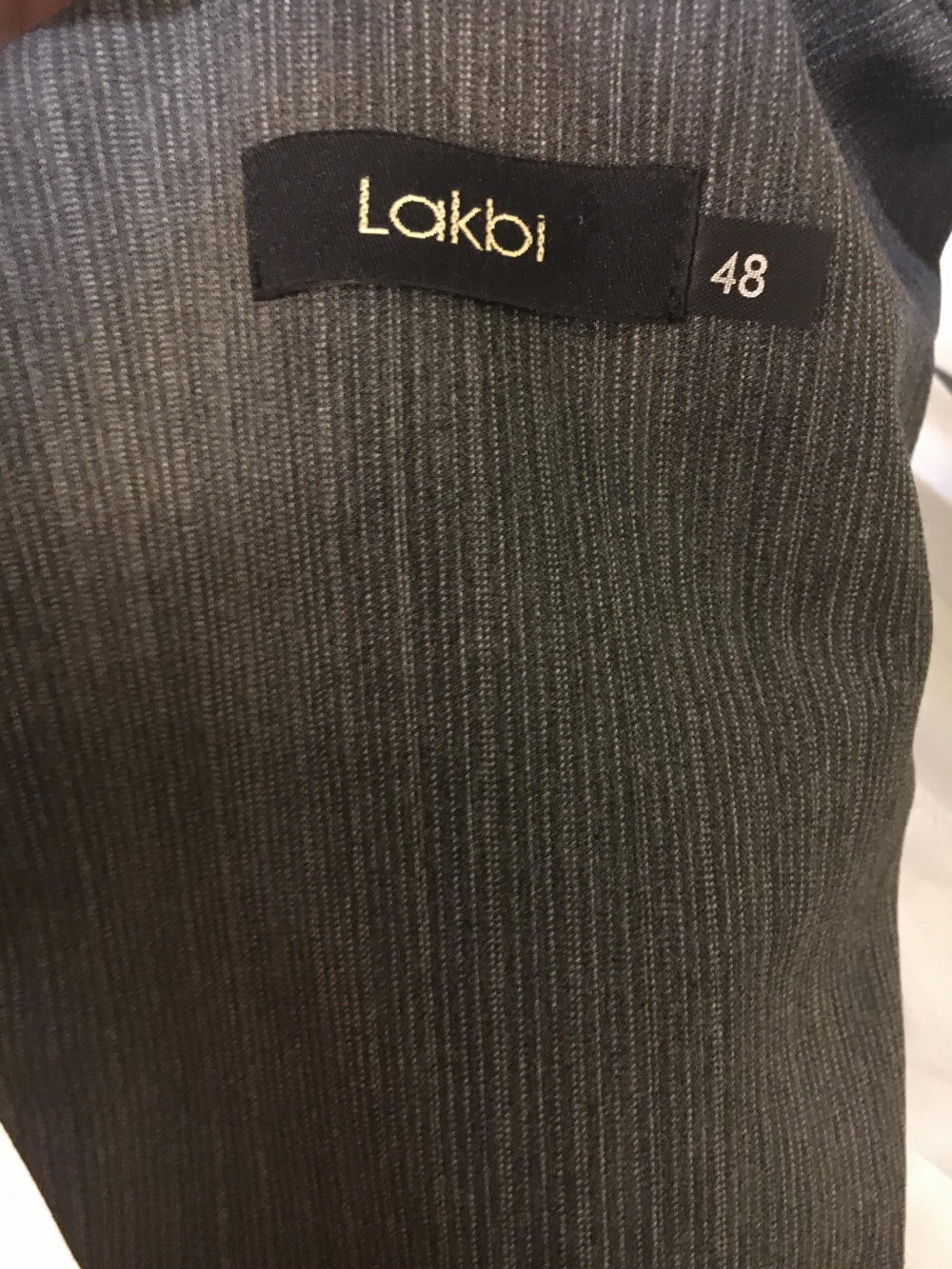 Серый брючный костюм тройка Lakbi