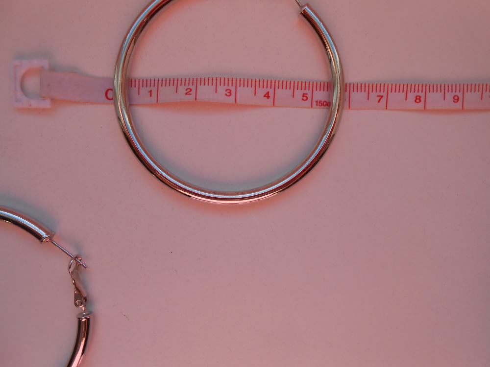 Серьги-кольца , диаметр 5,5 см.
