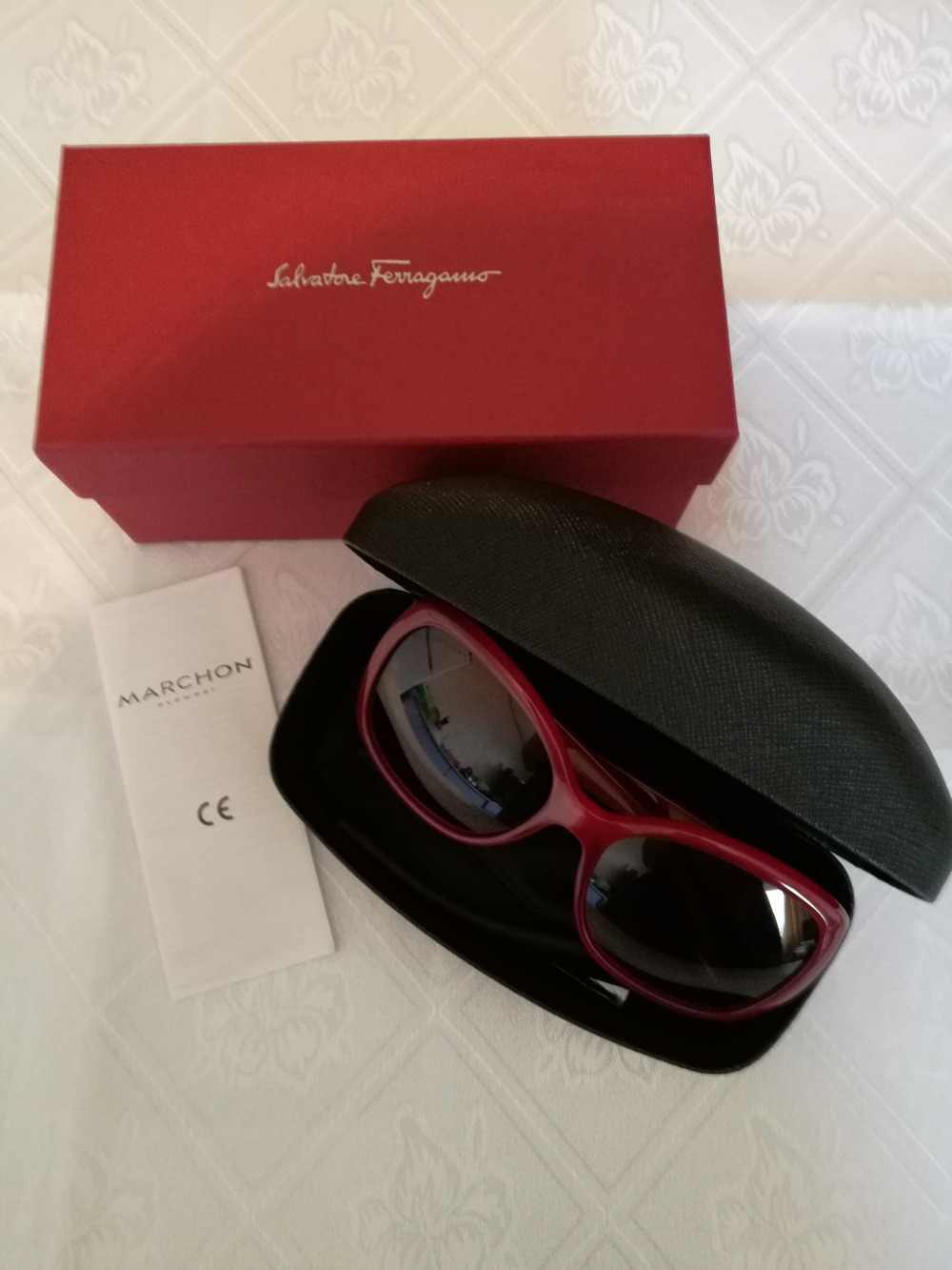 Солнцезащитные очки Salvatore Ferragamo.