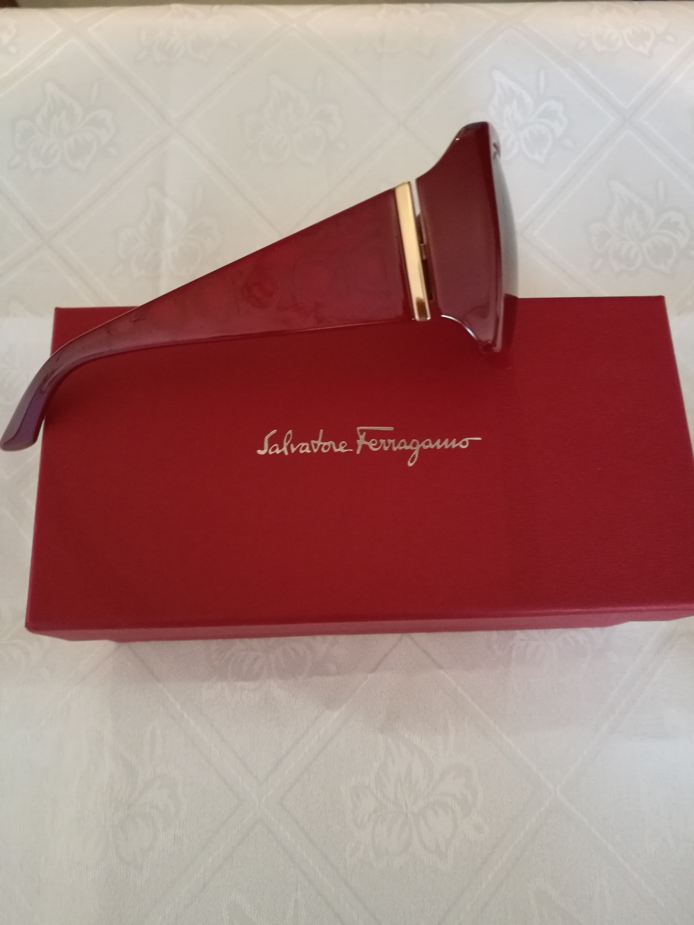 Солнцезащитные очки Salvatore Ferragamo.