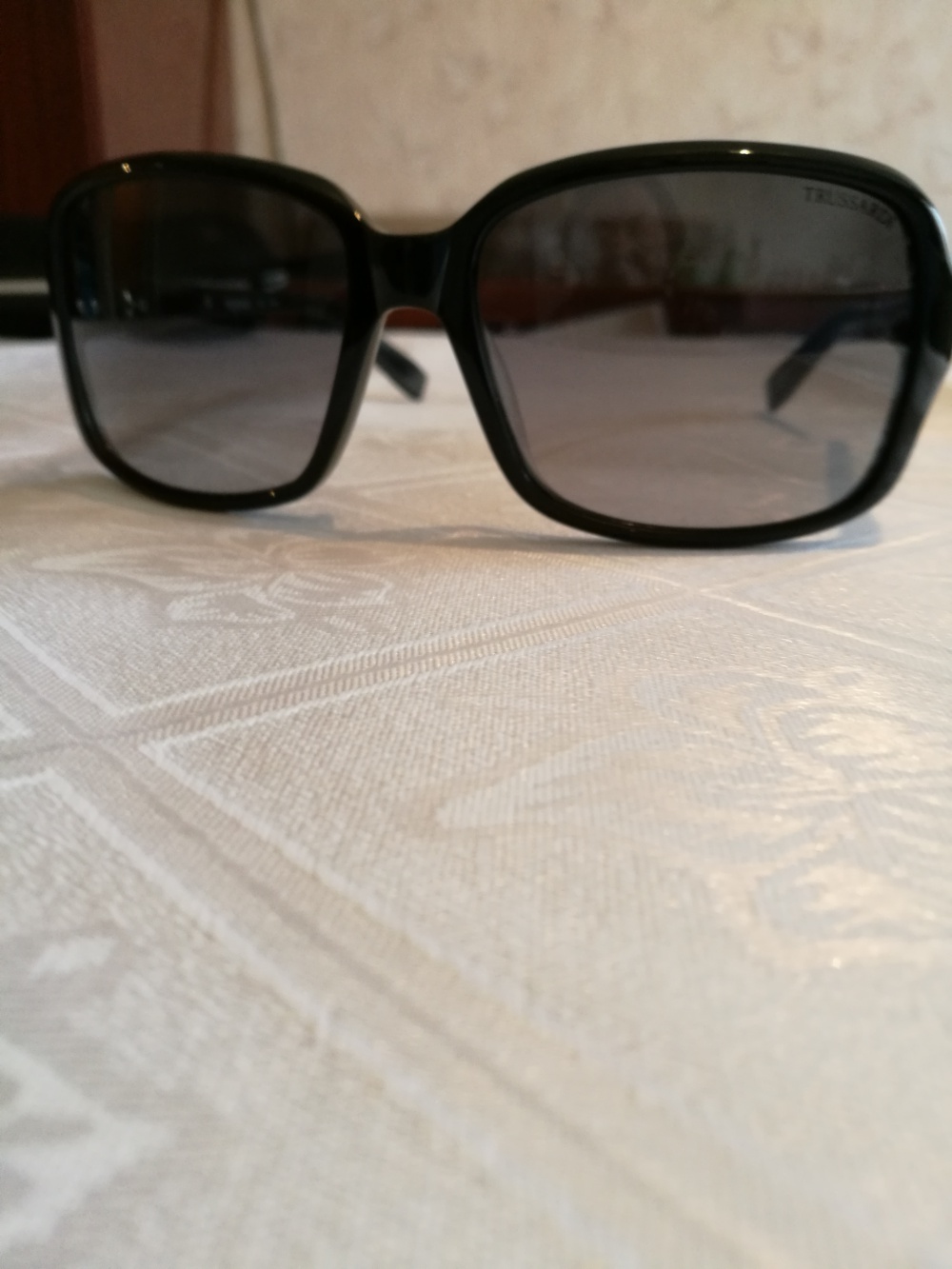 Солнцезащитные очки Trussardi.