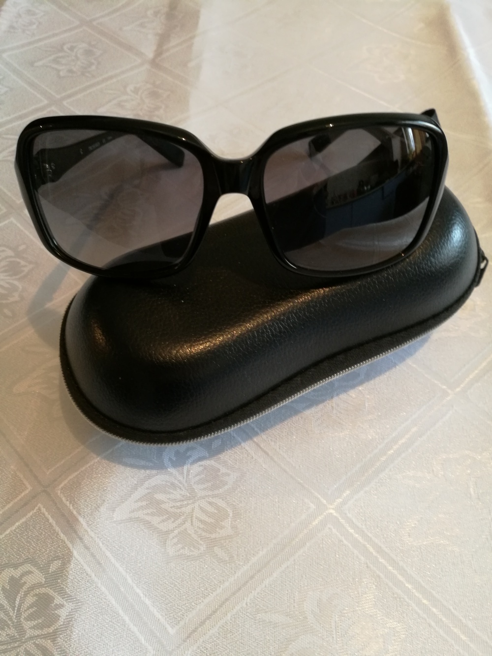 Солнцезащитные очки Trussardi.