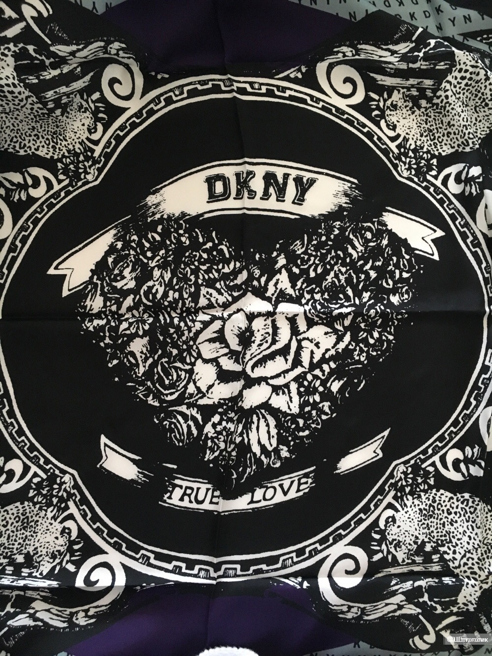 Шёлковый платок DKNY 100x100