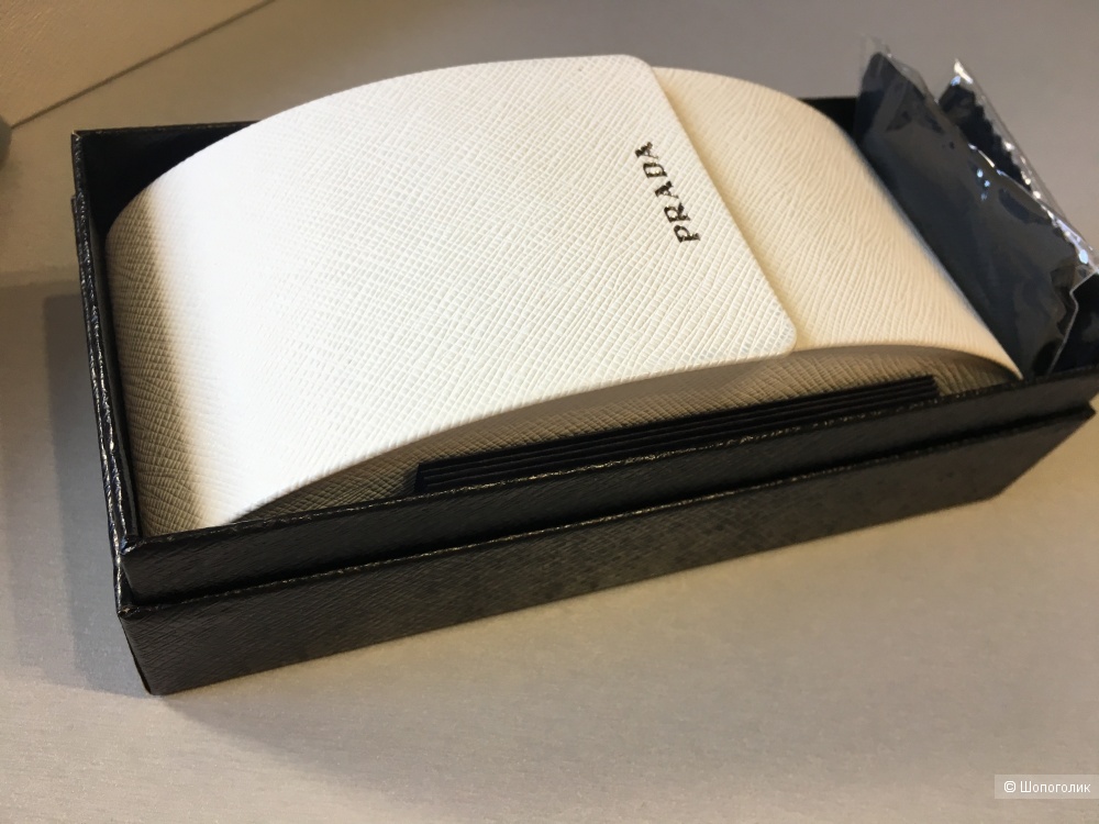 Солнцезащитные очки Prada