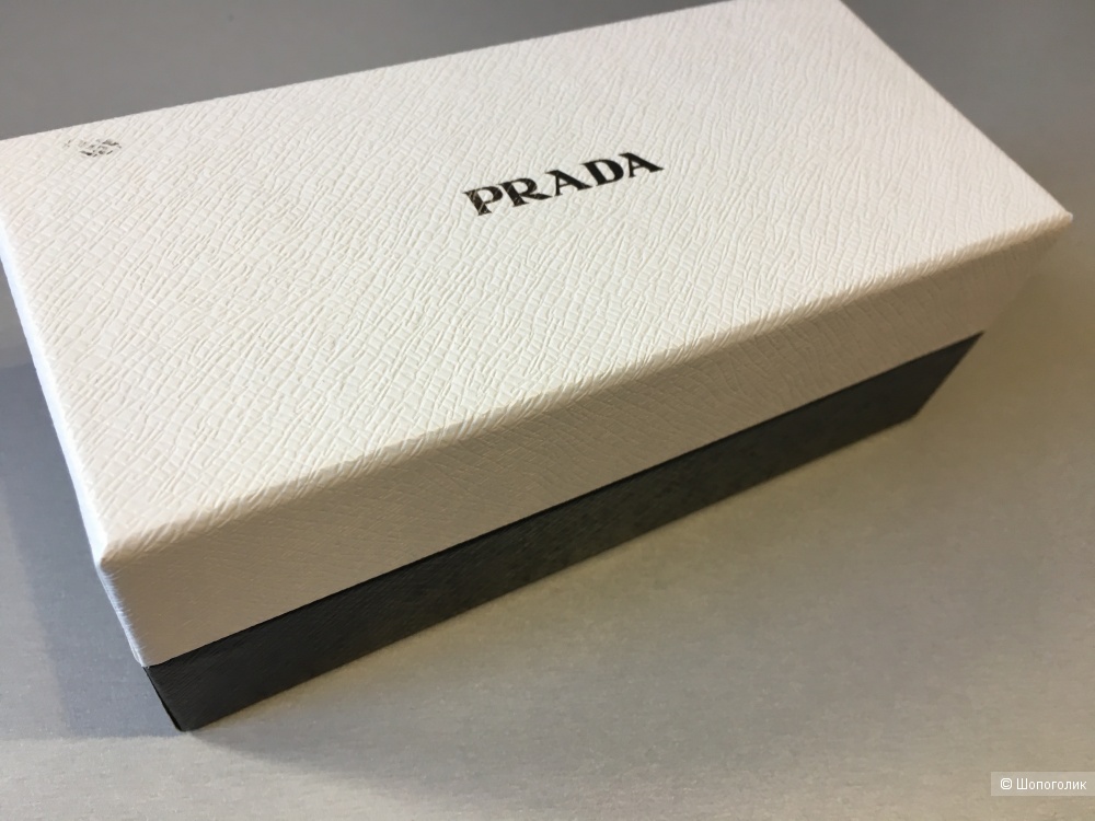 Солнцезащитные очки Prada
