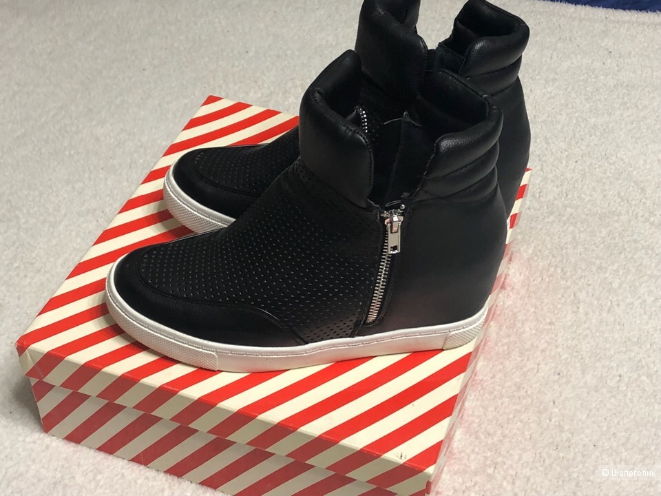 Сникерсы бренда Steve Madden , размер 8