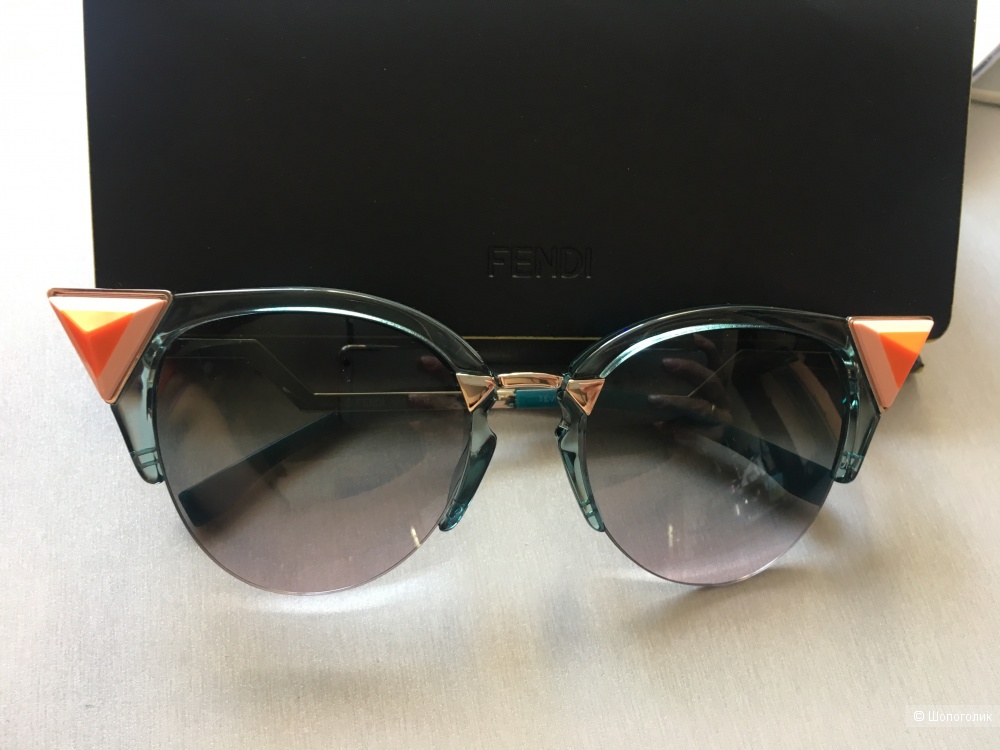 Женские солнцезащитные очки Fendi
