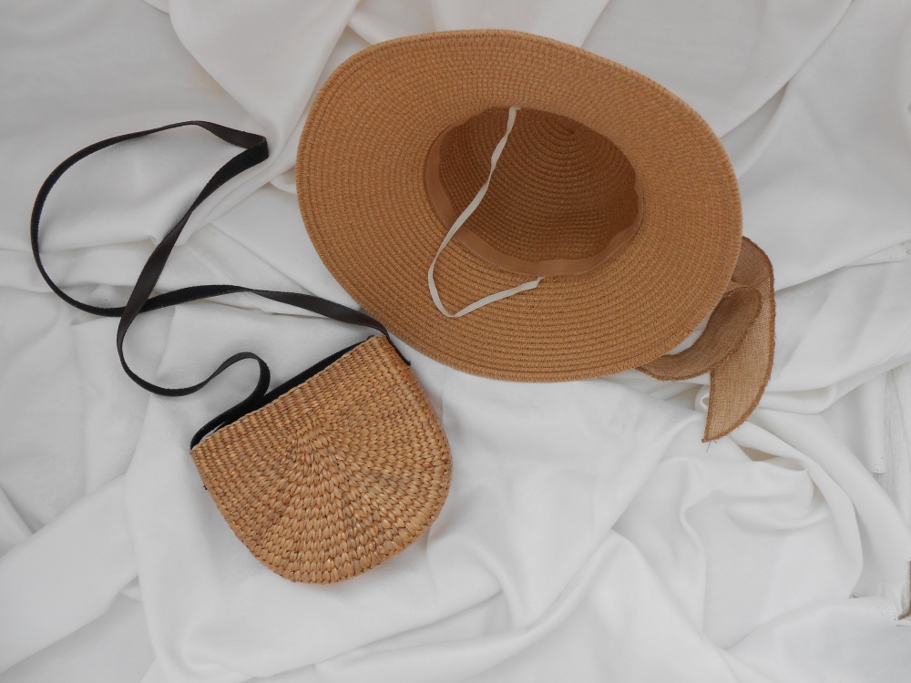 Комплект: соломенная сумочка и шляпка ( р54-56 ).