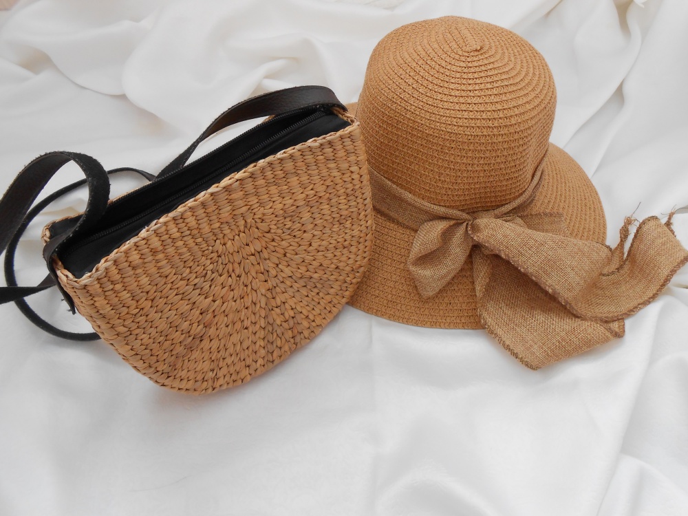 Комплект: соломенная сумочка и шляпка ( р54-56 ).