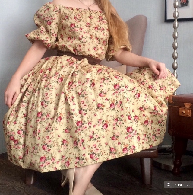 Пристрою платье от Le Palais Vintage, купленное в порыве шопоголизма и так и не нашедшее места в моем гардеробе. Размер 44, но за счет пояса и модели пошива подойдёт на размеры с 44 по 48
