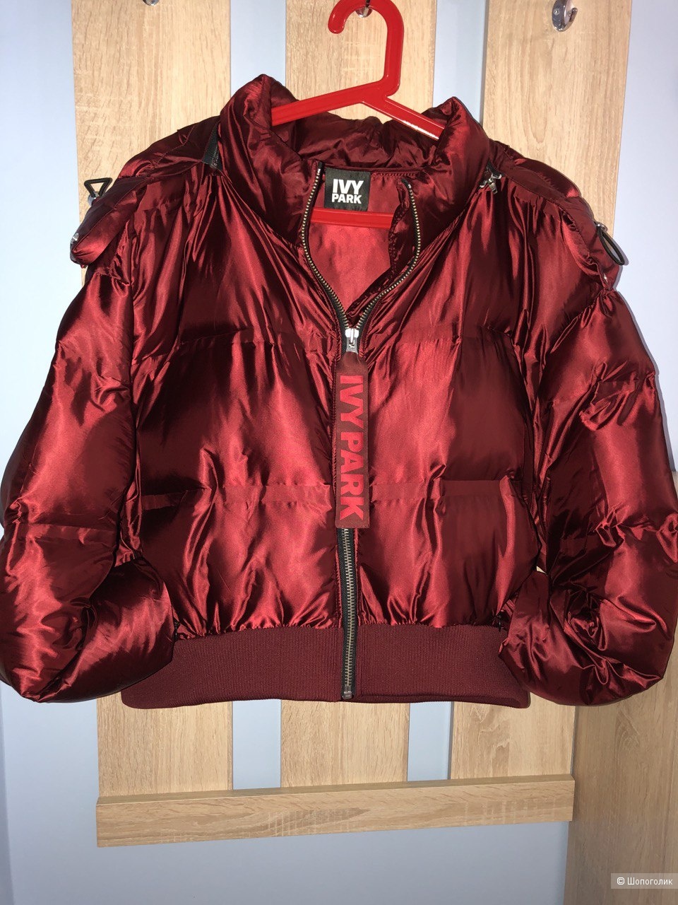 Блестящая бордовая куртка Ivy Park.