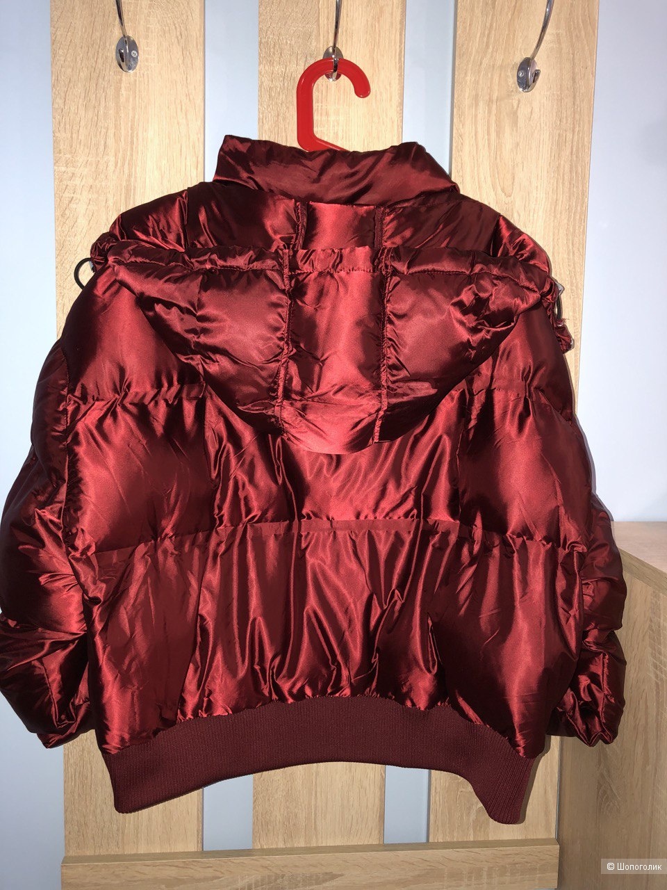 Блестящая бордовая куртка Ivy Park.