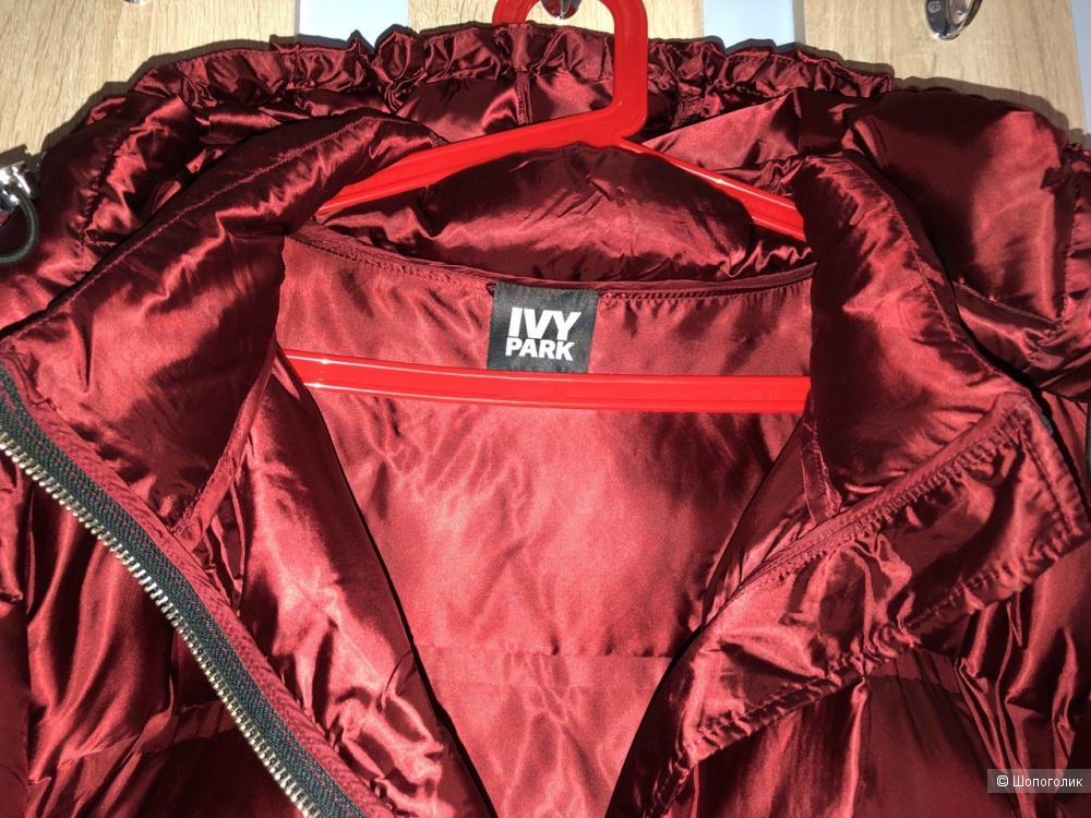 Блестящая бордовая куртка Ivy Park.