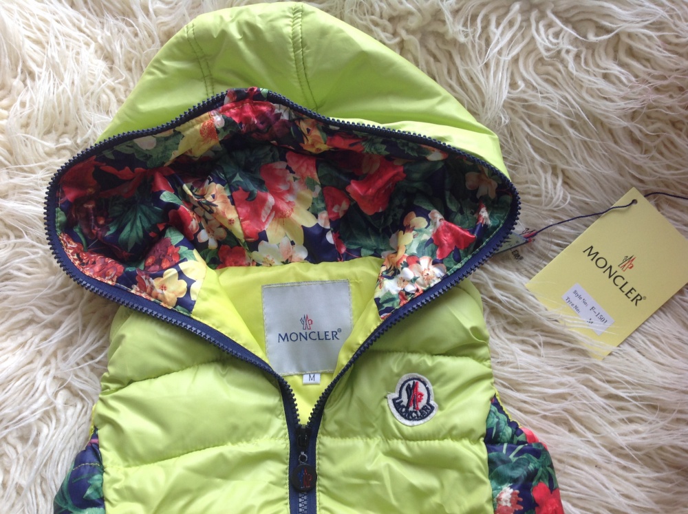 Жилет MONCLER, размер М (2-4 года)