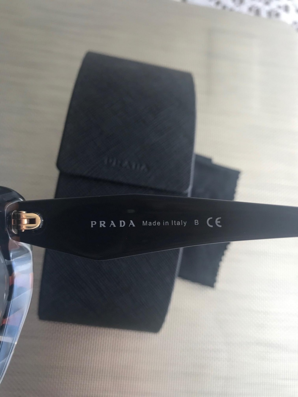 Солнцезащитные очки Prada