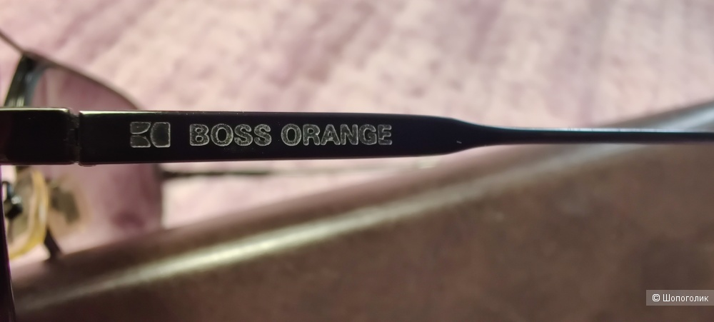 Оригинальные очки Boss Orange, есть незначительный изъян.