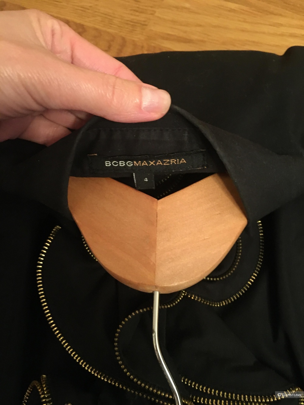 Сет: джинсы Dolce@Gabbana, рубашка BCBGMaxazria. XS