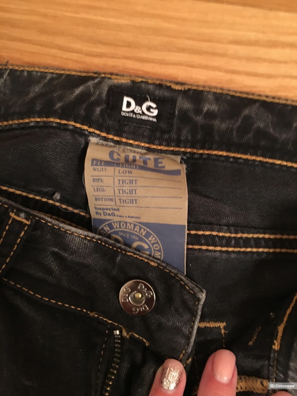 Сет: джинсы Dolce@Gabbana, рубашка BCBGMaxazria. XS
