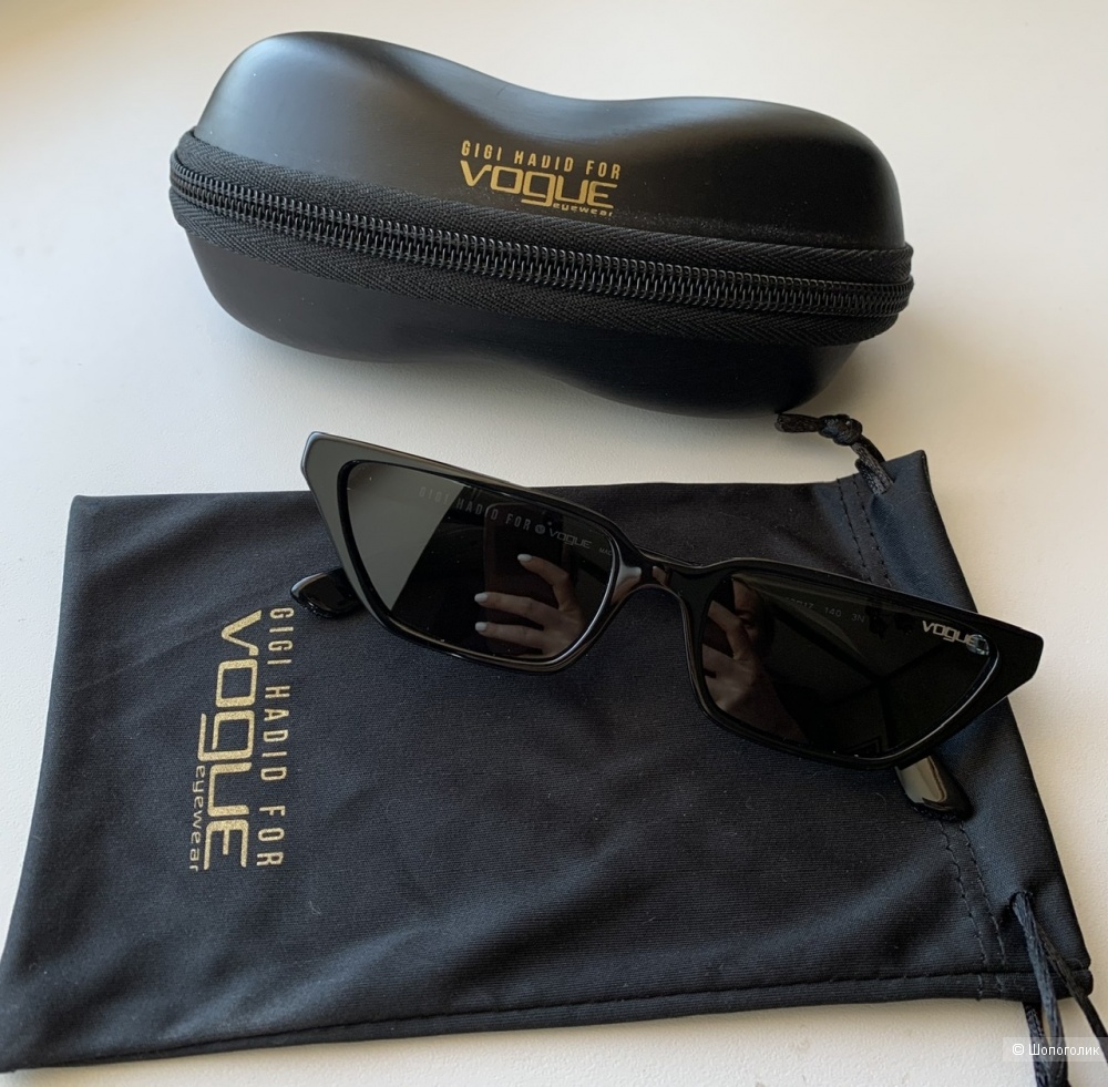 Солнцезащитные очки Vogue.
