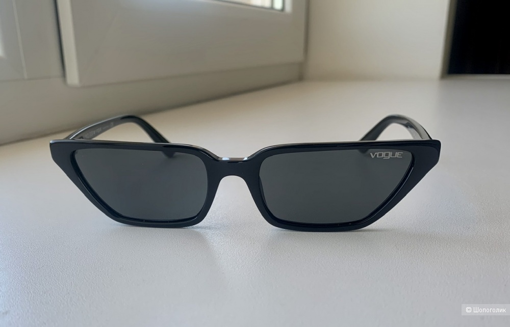 Солнцезащитные очки Vogue.