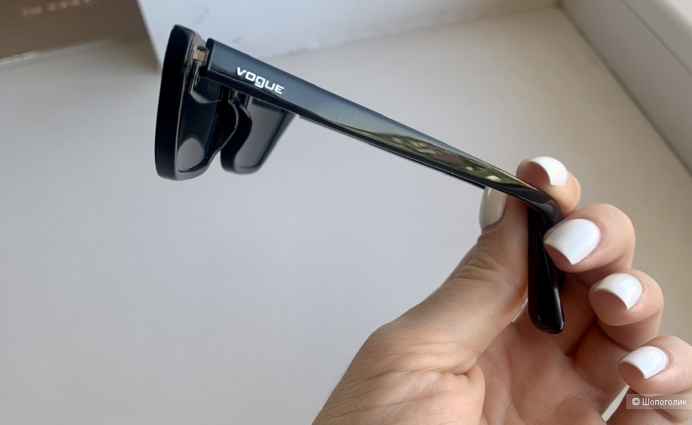 Солнцезащитные очки Vogue.