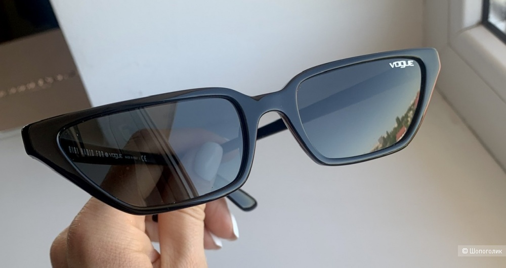 Солнцезащитные очки Vogue.