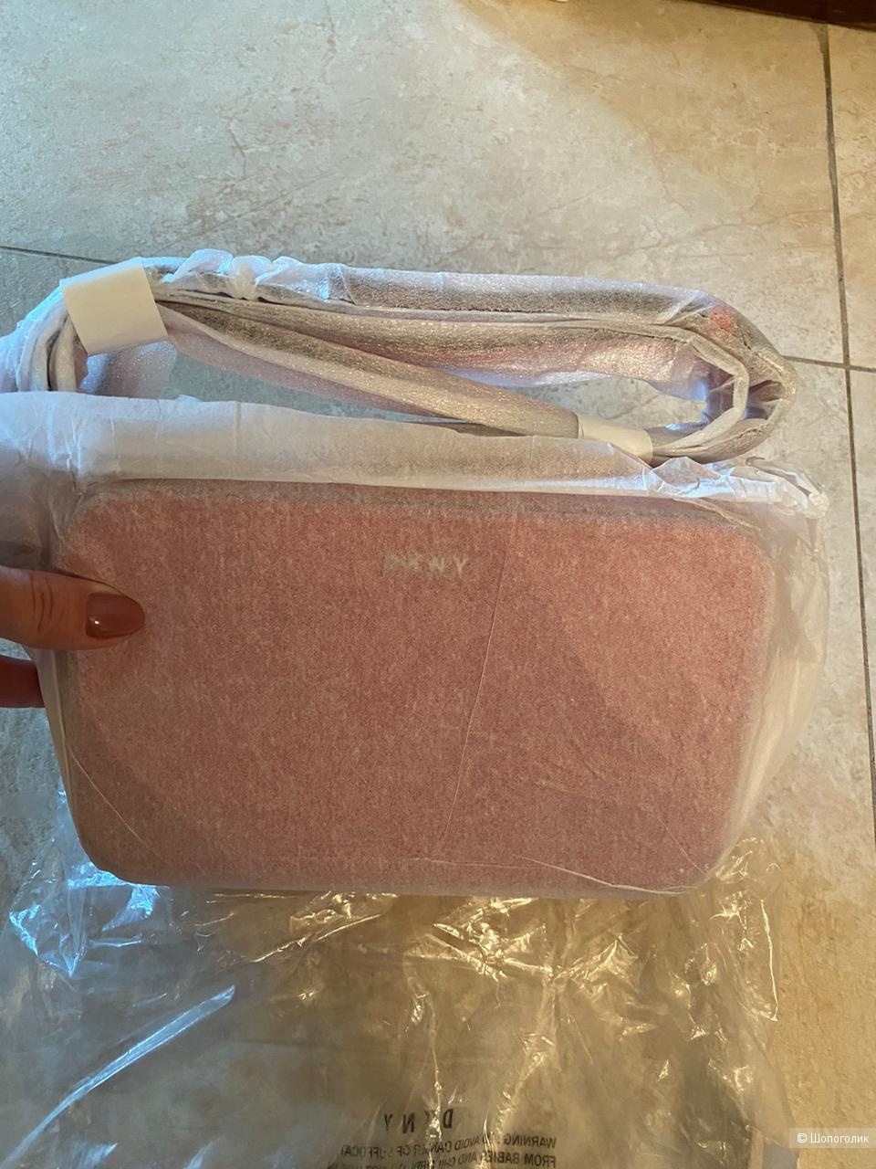 Сумка кросс-боди DKNY.