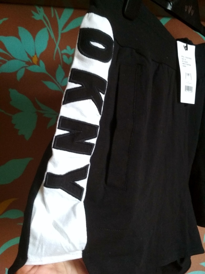 Новые шорты DKNY (США )  наш 50-52