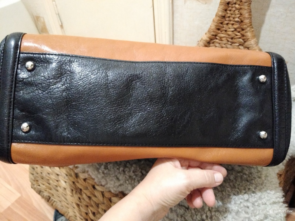 Сумка из натуральной кожи DKNY (37 х 31 х 16 см).