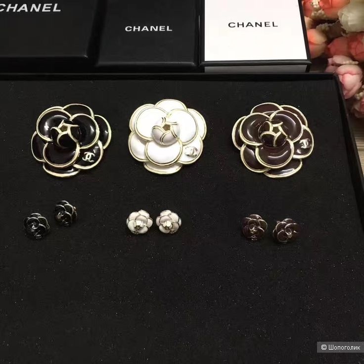 Брошь-камелия Chanel с кристаллами