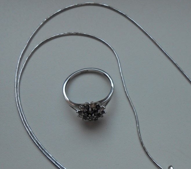 Кольцо из белого золота с черными бриллиантами,р. 17,5.