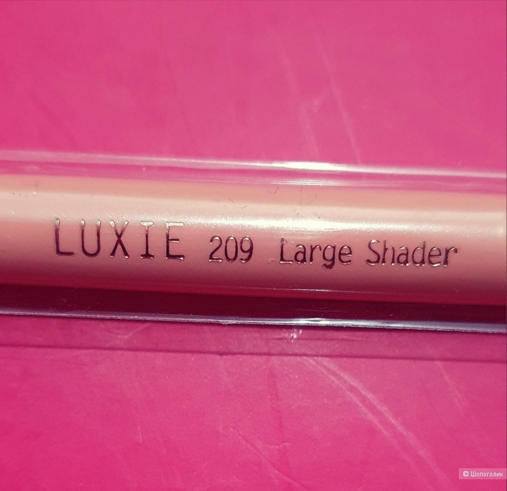 Luxie 209 large shader brush