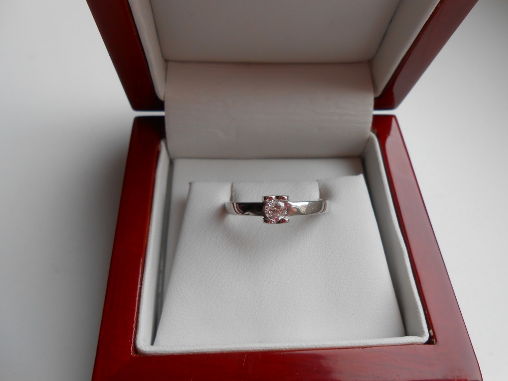 Кольцо из белого золота с бриллиантом , размер 16,5.