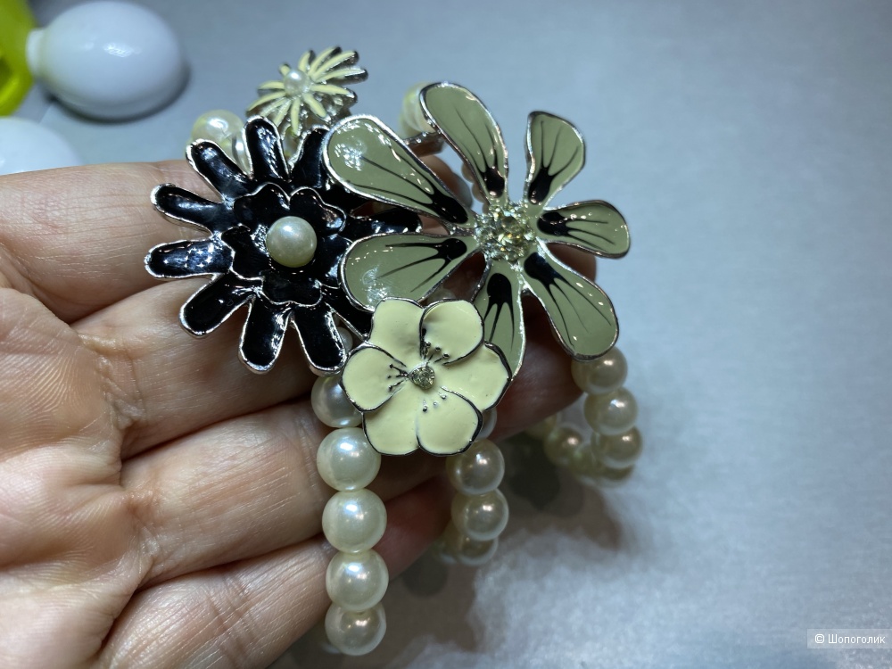 Тройной жемчужный браслет с цветами