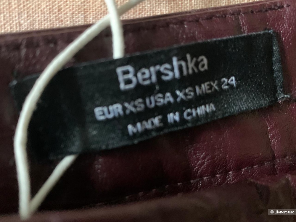 Бордовая мини-юбка из искусственной кожи с пуговицами Bershka.