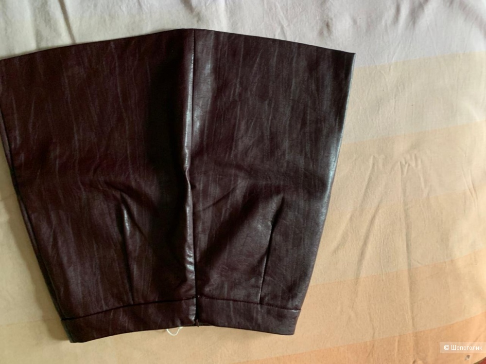 Бордовая мини-юбка из искусственной кожи с пуговицами Bershka.