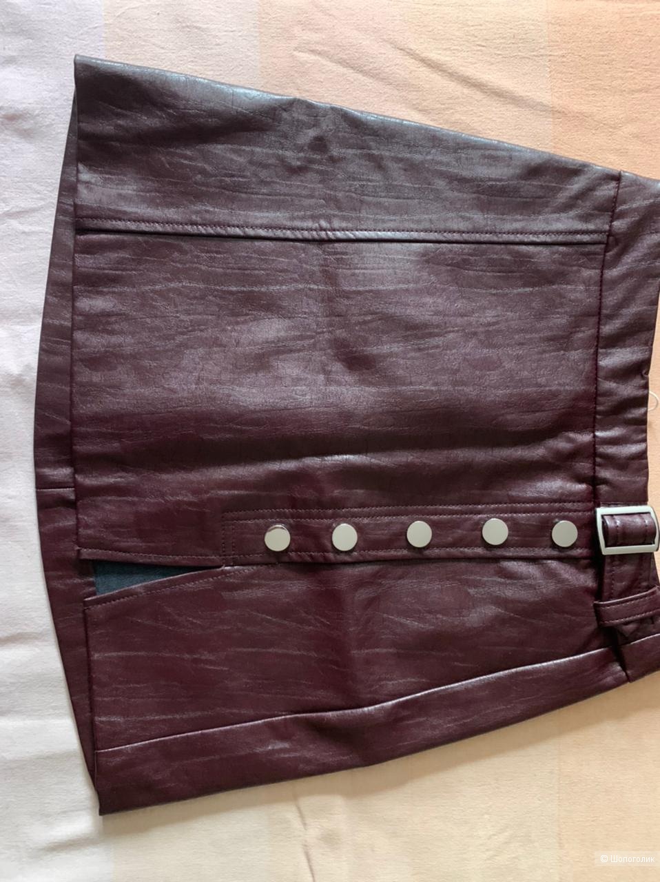Бордовая мини-юбка из искусственной кожи с пуговицами Bershka.