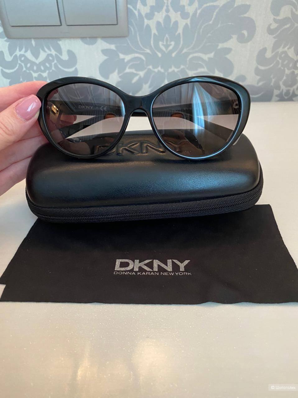 Солнцезащитные очки DKNY.