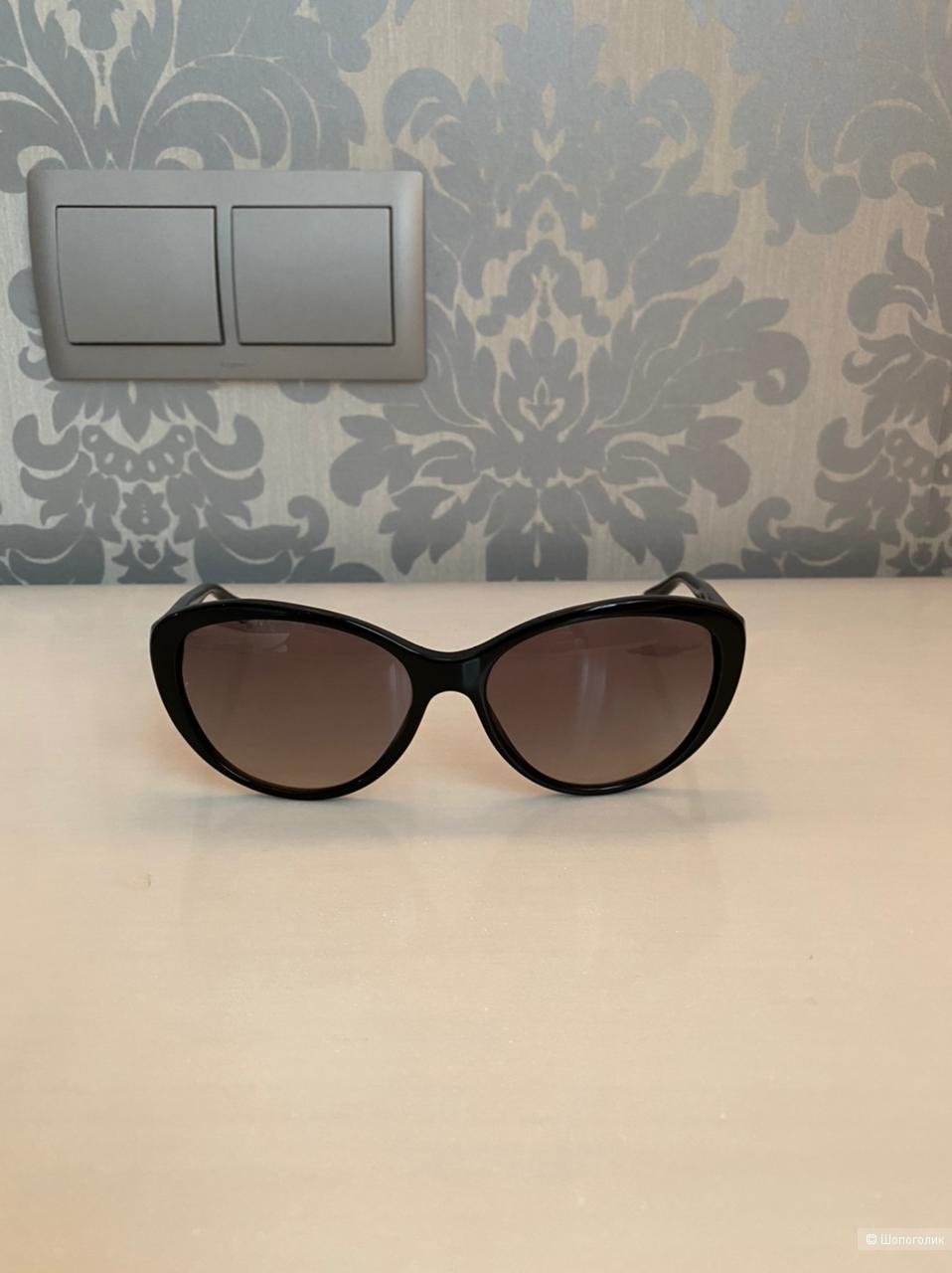 Солнцезащитные очки DKNY.