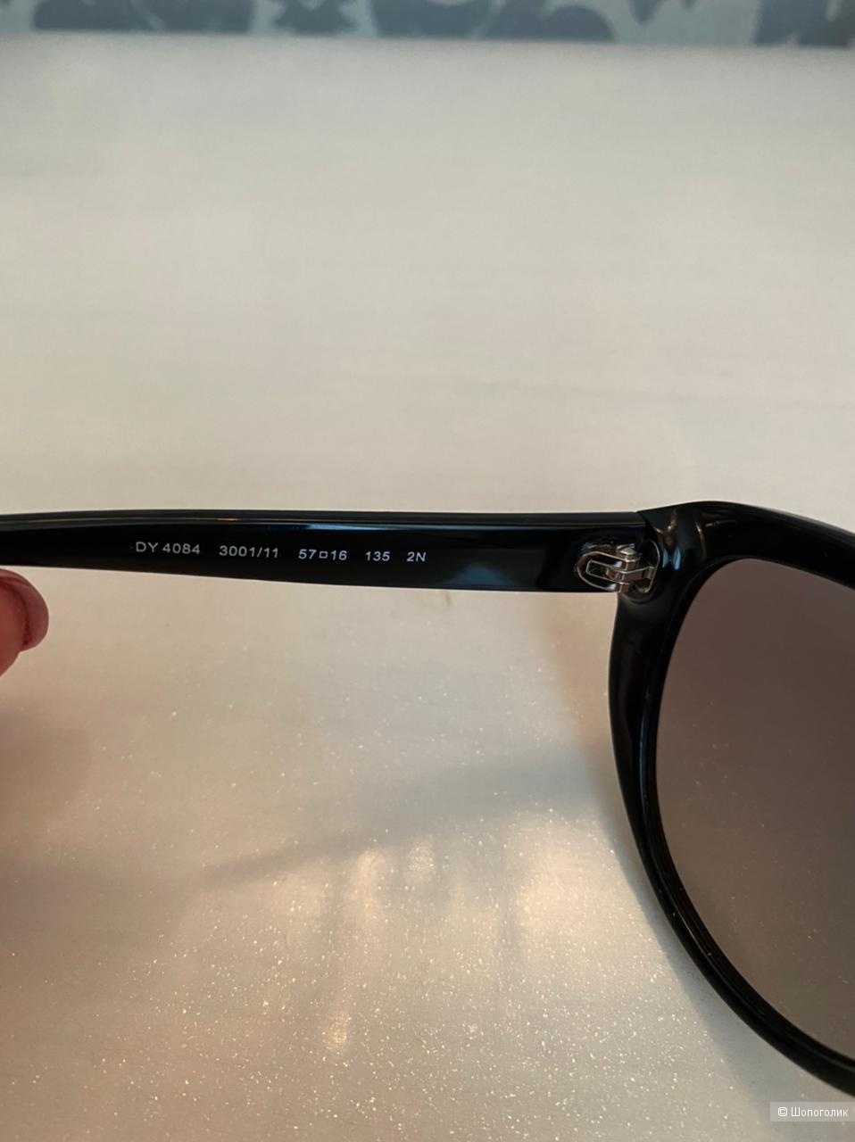 Солнцезащитные очки DKNY.
