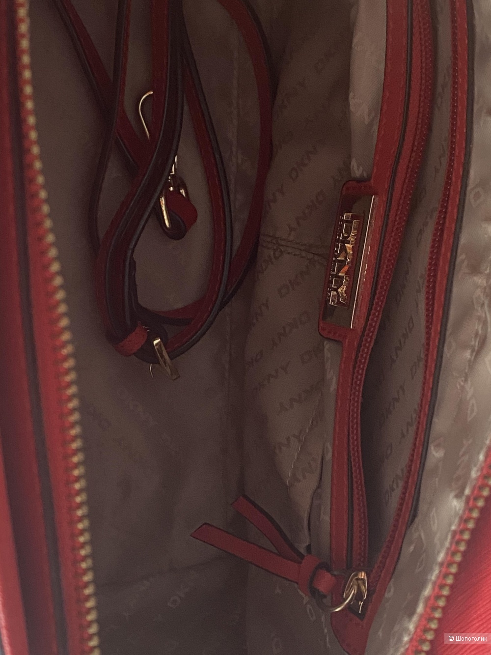 Кожаная сумка DKNY.